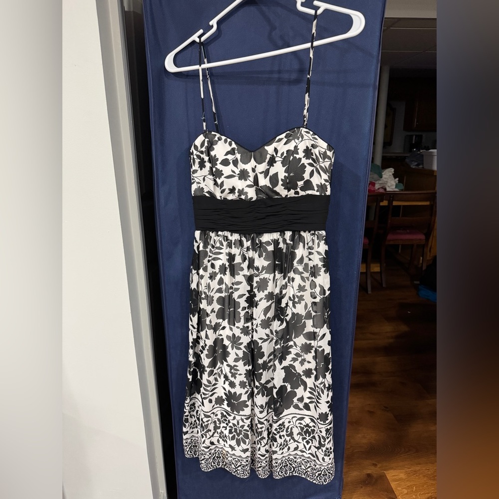 White House Black Market black and white floral cocktail floral dress size 2
